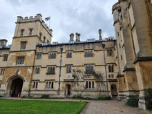 Load image into Gallery viewer, Historic Oxford University & City Walks With Locals