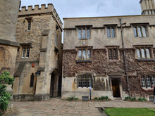 Load image into Gallery viewer, Historic Oxford University & City Walks With Locals