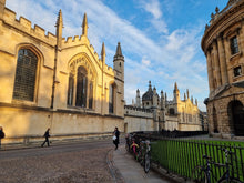 Load image into Gallery viewer, Historic Oxford University & City Walks With Locals